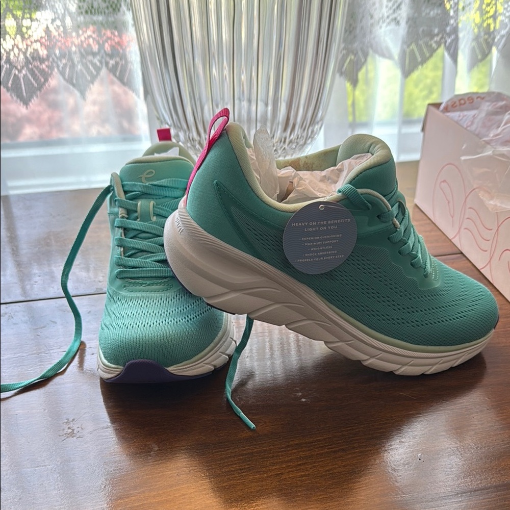 Easy Spirit Teal and White Athletic Shoes women's size 8.5. New- never worn